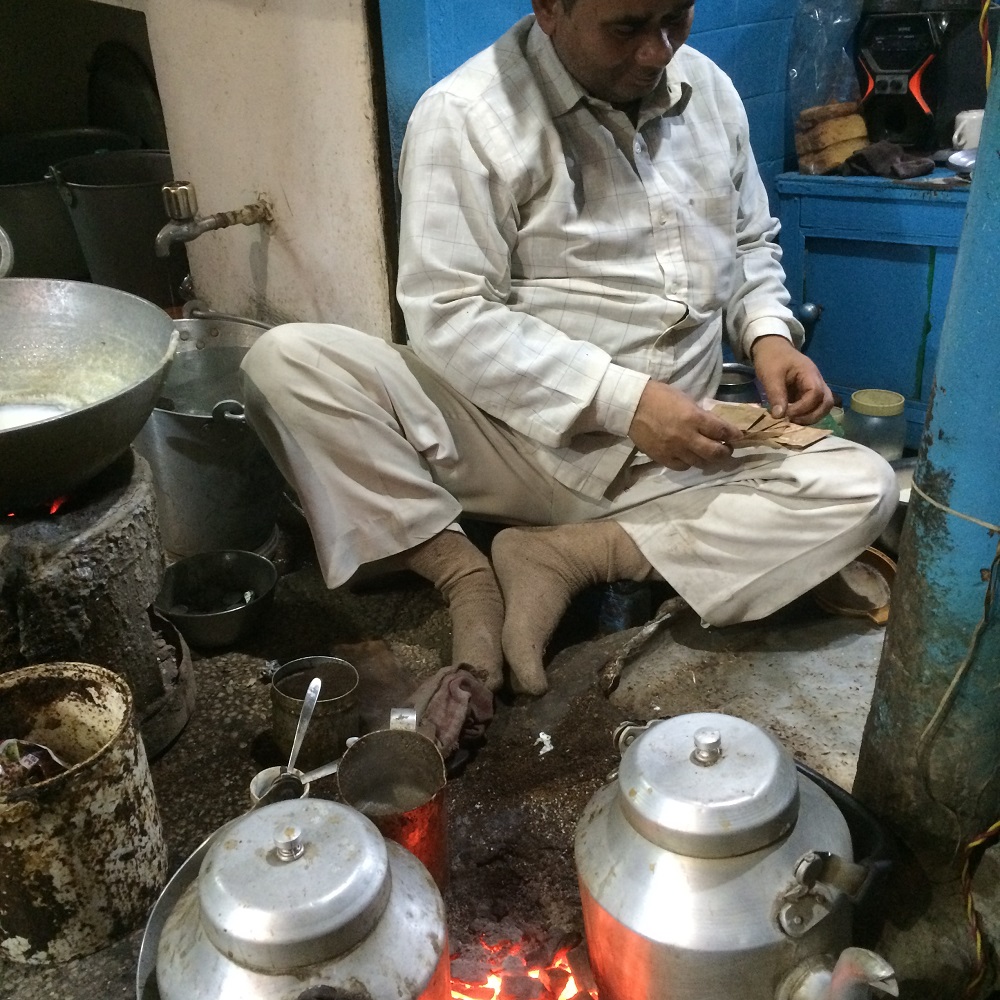chai wallah in Old Delhi